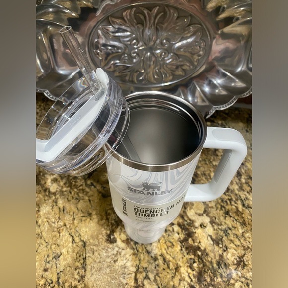 Stanley POLAR SWIRL 40oz Flowstate H2.0 Tumbler - Brand new!  Limited Edition - Picture 7 of 8